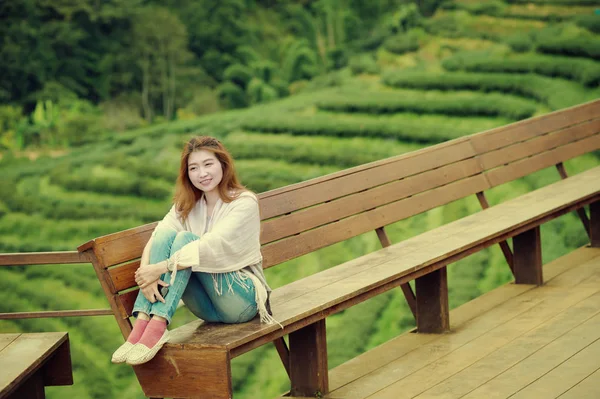 アジア観光客女性ティー ガーデン ドイアンカンでバルコニーに座ってください。 — ストック写真