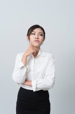 Beyaz arka plan üzerinde beyaz tahta üzerinde poz iş kadını 