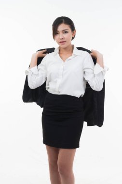 Beyaz arka plan üzerinde beyaz tahta üzerinde poz iş kadını 