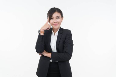 Beyaz arka plan üzerinde beyaz tahta üzerinde poz iş kadını 