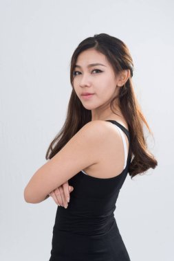 Beyaz arka plan üzerinde Asya çekici kadın portresi 