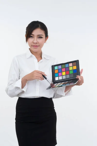 Chica de negocios con gama de maquillaje de colores sobre fondo blanco — Foto de Stock