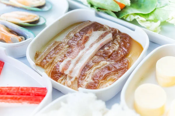 片布塔 Karubi 一套食物苏琪是日本食品在餐馆 泰国风格 — 图库照片