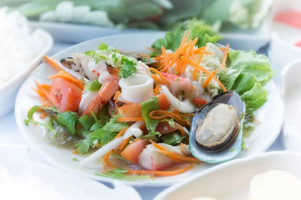 Thai Kryddig Skaldjurssallad Med Spån Sallad Mat Thailändsk Stil Restaurangen — Stockfoto