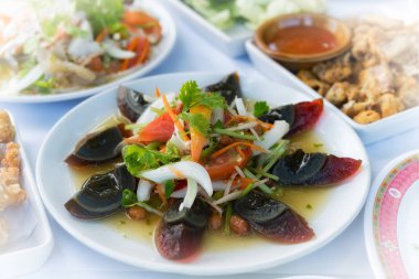 yum kai yeaw ma veya korunmuş yumurta salatası gıda Tay tarzında