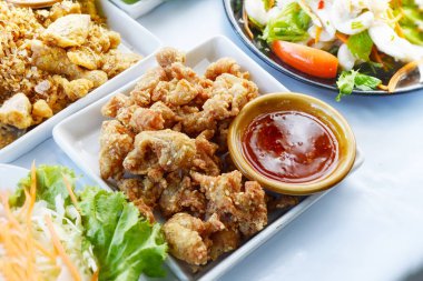 Kızarmış ekşi fermente tavuk diz tendon hizmet 