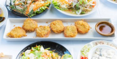 Kızarmış karides kek, beyaz tabak üzerinde hizmet