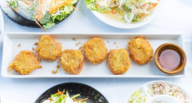 Kızarmış karides kek, beyaz tabak üzerinde hizmet