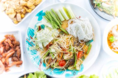 Yeşil Papaya salatası veya Som tum Tay