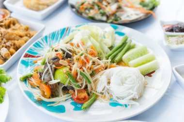 Yeşil Papaya salatası veya Som tum Tay