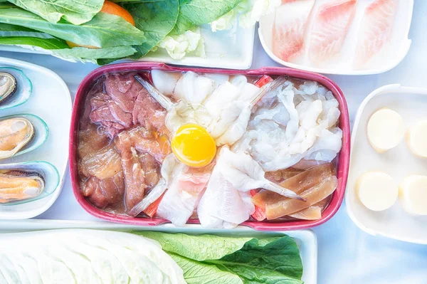 Ensemble de suki alimentaire est la nourriture japonaise dans les restaurants, style thai — Photo
