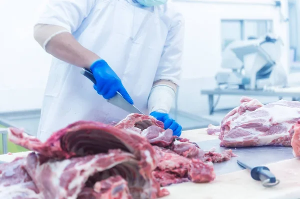 Açougueiro cortando a carne fresca na fábrica de presunto — Fotografia de Stock