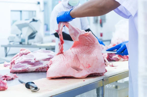 Açougueiro Cortando Carne Fresca Fábrica Presunto Porco — Fotografia de Stock