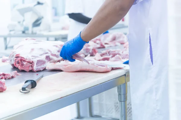 Açougueiro cortando a carne fresca na fábrica de presunto — Fotografia de Stock