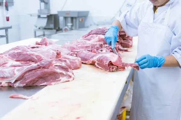 Açougueiro cortando a carne fresca na fábrica de presunto — Fotografia de Stock