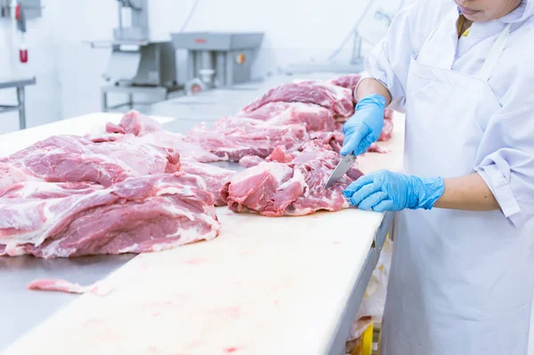 Butcher cutting the fresh meat in ham factory — Stock Photo, Image