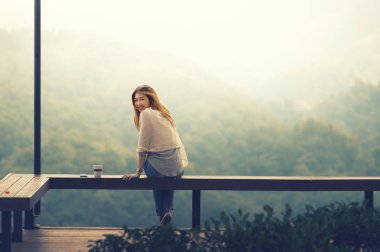 Asya turist kadın görünümünde Portresi gelin çay bahçesi DOI angkhang Tayland, vintage etkisi