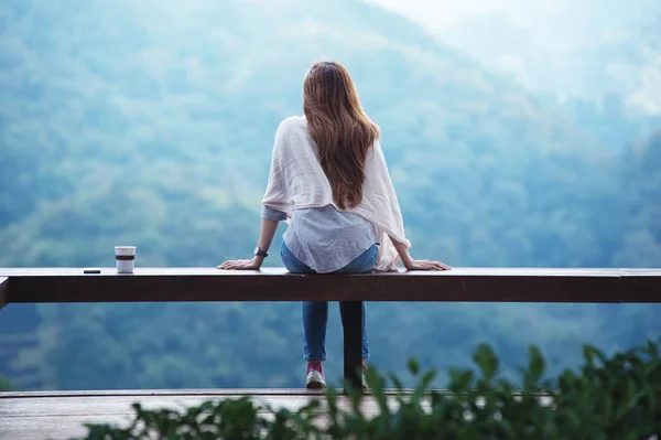 Portret Azjatyckich Turystów Kobieta Punkt Widokowy Tea Garden Doi Angkhang — Zdjęcie stockowe