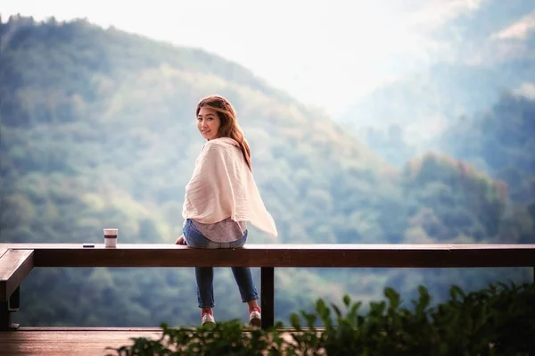 Asya turist kadın görünümünde Portresi gelin çay bahçesi DOI angkhang Tayland, vintage etkisi