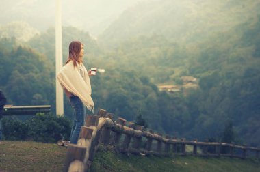 Asya turist kadın görünümünde Portresi gelin çay bahçesi DOI angkhang Tayland, vintage etkisi