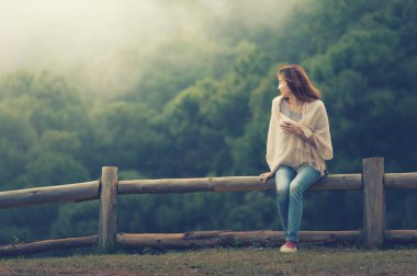 Asya turist kadına çay bahçesi DOI angkhang T noktada görünümü