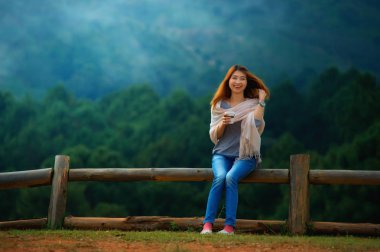 Asyalı turist portresi Tea Garden doi angkhang Tayland 'a bakıyor.