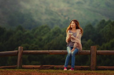 Asyalı turist portresi Tea Garden doi angkhang Tayland 'a bakıyor.