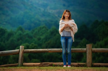 Asyalı turist portresi Tea Garden doi angkhang Tayland 'a bakıyor.