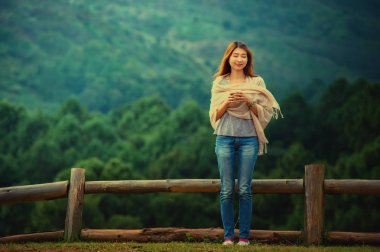 Asyalı turist portresi Tea Garden doi angkhang Tayland 'a bakıyor.
