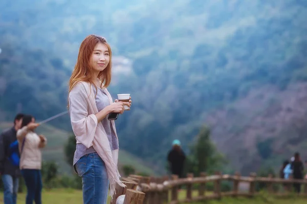 Portret Azjatyckich Turystów Kobieta Punkt Widokowy Tea Garden Doi Angkhang — Zdjęcie stockowe
