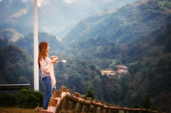 Asiatiska turister kvinna på utsiktsplats på Tea garden doi angkhang T — Stockfoto