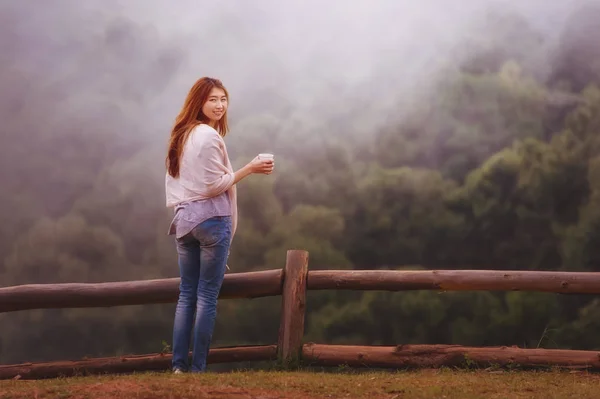 Portrét Asijských Turistů Žena Vyhlídkovém Místě Tea Garden Doi Angkhang — Stock fotografie