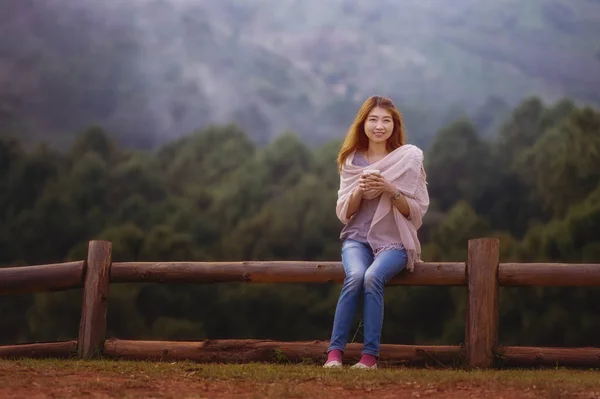 Retrato Turistas Asiáticos Mulher Ponto Vista Jardim Chá Doi Angkhang — Fotografia de Stock