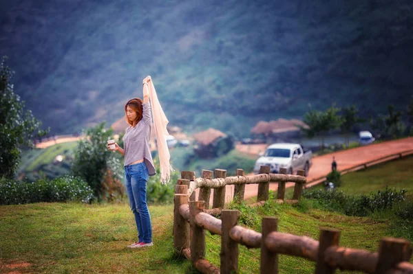 アジアの観光客の肖像画女性の視点で茶園 Doi Angkhang Thailand — ストック写真