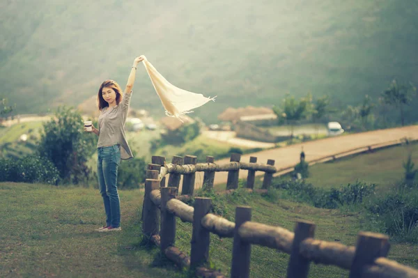 Asiatico turisti donna su vista punto a tè giardino doi angkhang t — Foto Stock