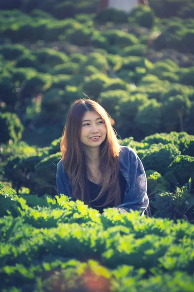 アンカーン山 Thaila で野菜農場でアジア観光女性 — ストック写真