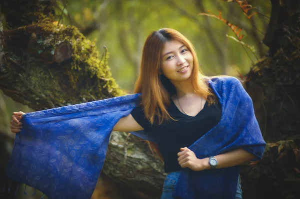 Ασία όμορφη γυναίκα στο δέντρο δαμάσκηνο πάρκο στο βουνό doi angkhang — Φωτογραφία Αρχείου
