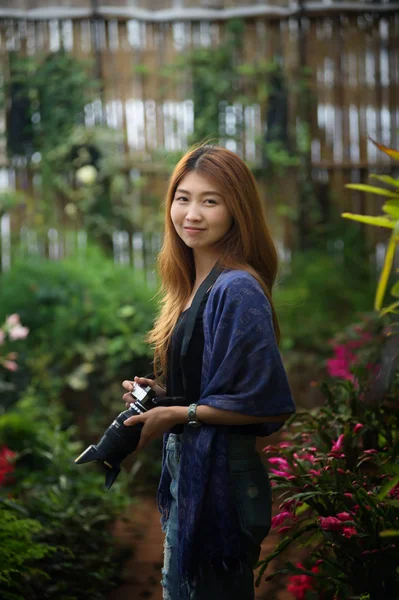 Ásia mulher turística tirar foto no jardim de flores em angkhang monte — Fotografia de Stock