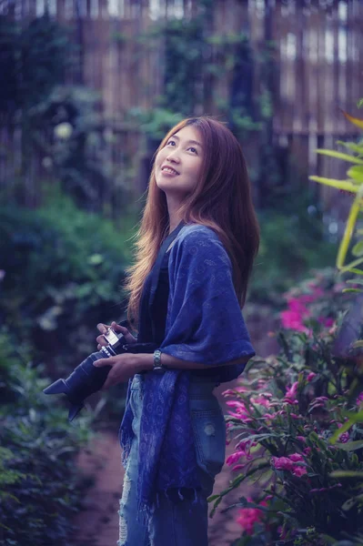 Ázsia turisztikai nő fog fénykép-virágoskert angkhang Mount — Stock Fotó