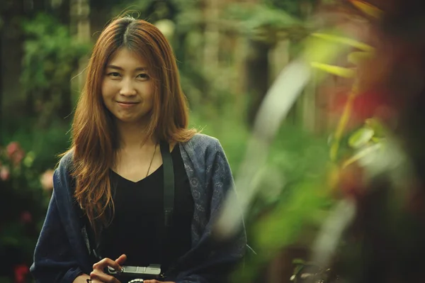 Asie turistické žena vyfotit v květinové zahradě v angkhang mount — Stock fotografie