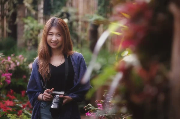 亚洲旅游女人花在安康山花园拍张照片 — 图库照片