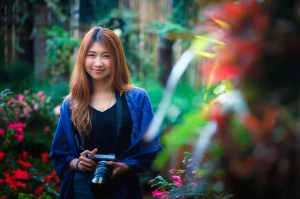アジア観光客女性がドイ ・ アンカン マウントでフラワー ガーデンの写真を撮る — ストック写真