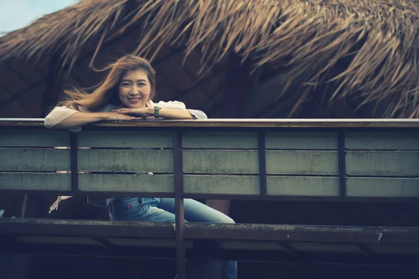 亚洲游客女人坐在阳台上在茶园 doi 安康 — 图库照片