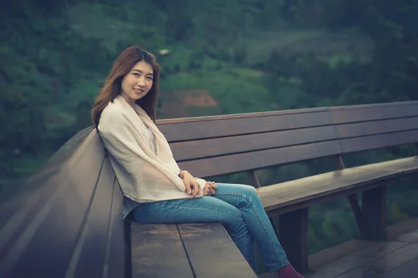 アジア観光客女性ティー ガーデン ドイアンカンでバルコニーに座ってください。 — ストック写真