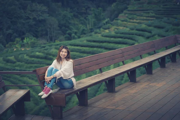Asya turist kadın çay bahçesi DOI angkhang balkon oturmak 