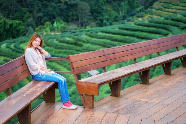 Ritratto Turisti Asiatici Donna Seduta Sul Balcone Tea Garden Doi — Foto Stock