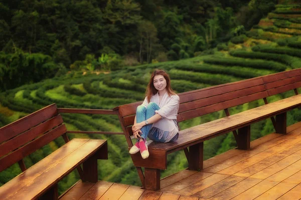 Asiatique touristes femme assis sur balcon à thé jardin doi angkhang — Photo