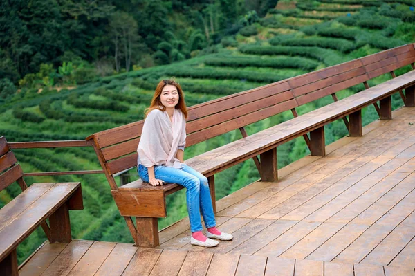 Asiatique touristes femme assis sur balcon à thé jardin doi angkhang — Photo