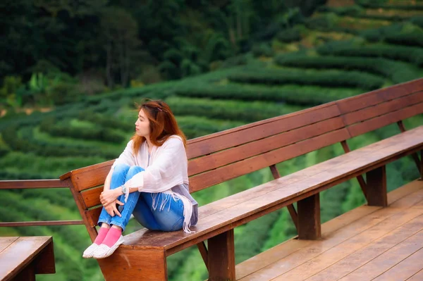 Asiático turistas mujer sentarse en balcón en té jardín doi angkhang —  Fotos de Stock