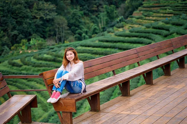 Ázsiai turisták nő ül erkély tartozik a Tea kert doi angkhang — Stock Fotó